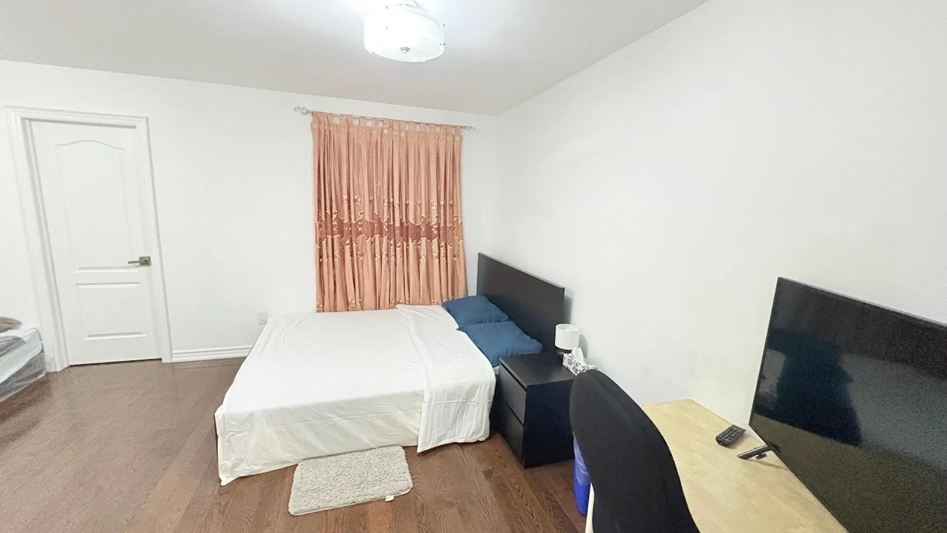 Specious Private Room With A Washroom 토론토