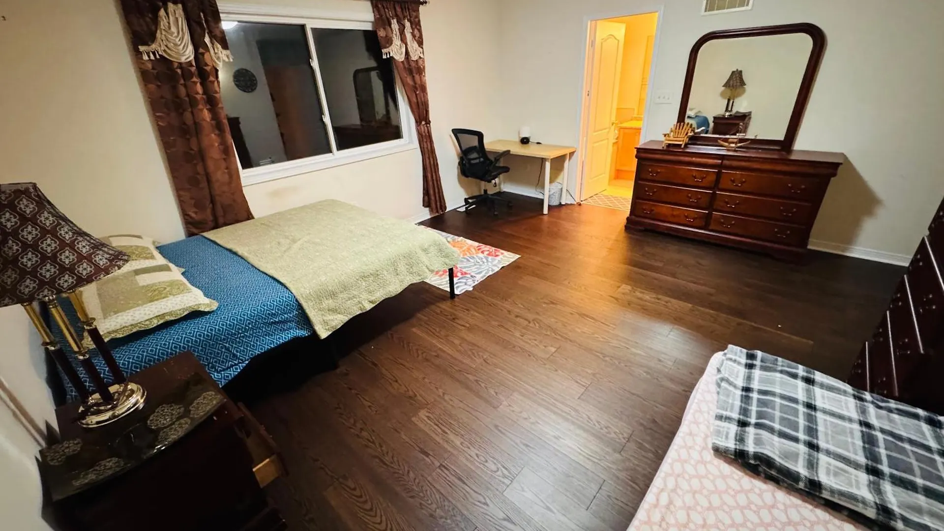 Specious Private Room With A Washroom 토론토