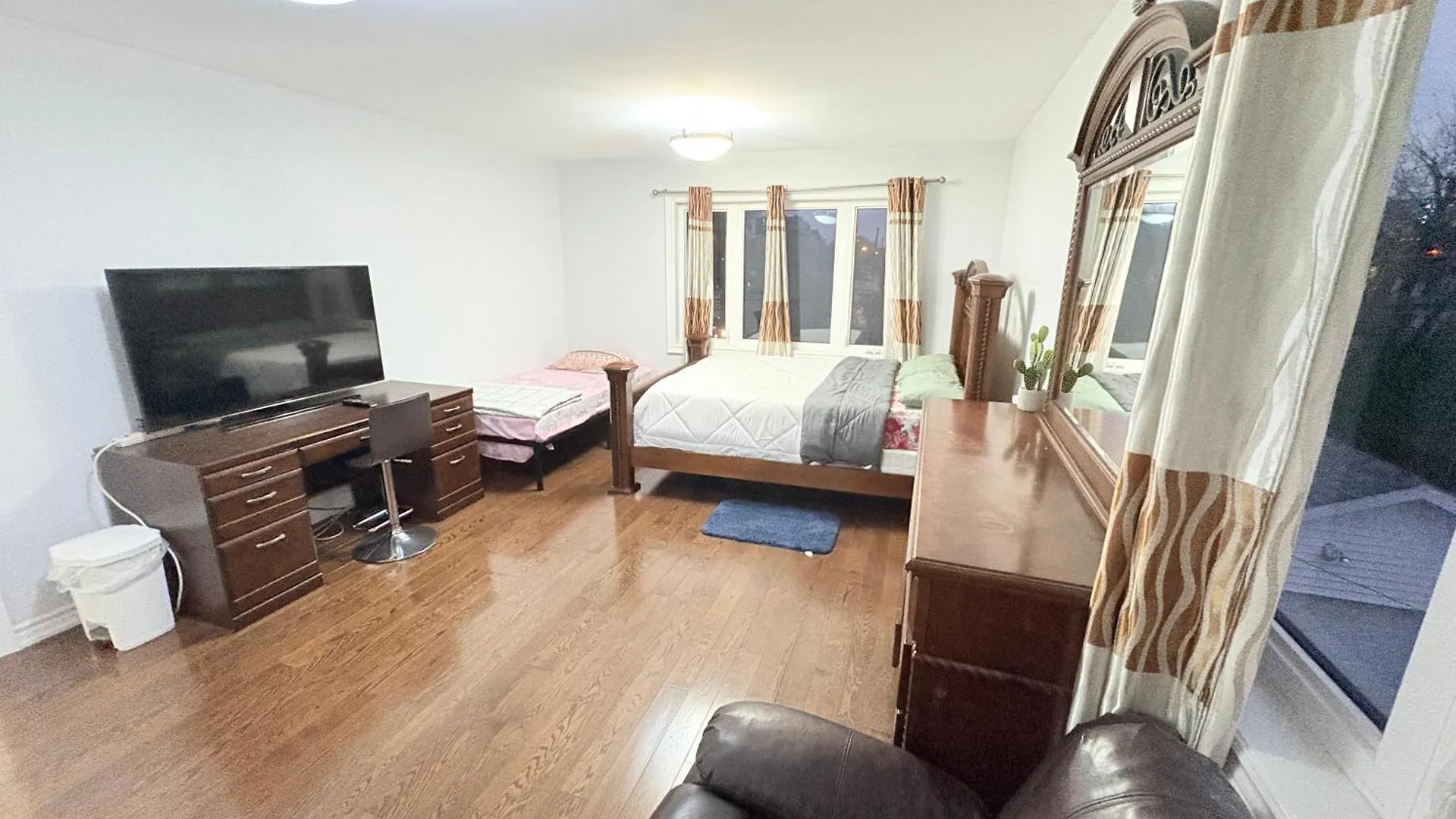Specious Private Room With A Washroom Toronto Guest house