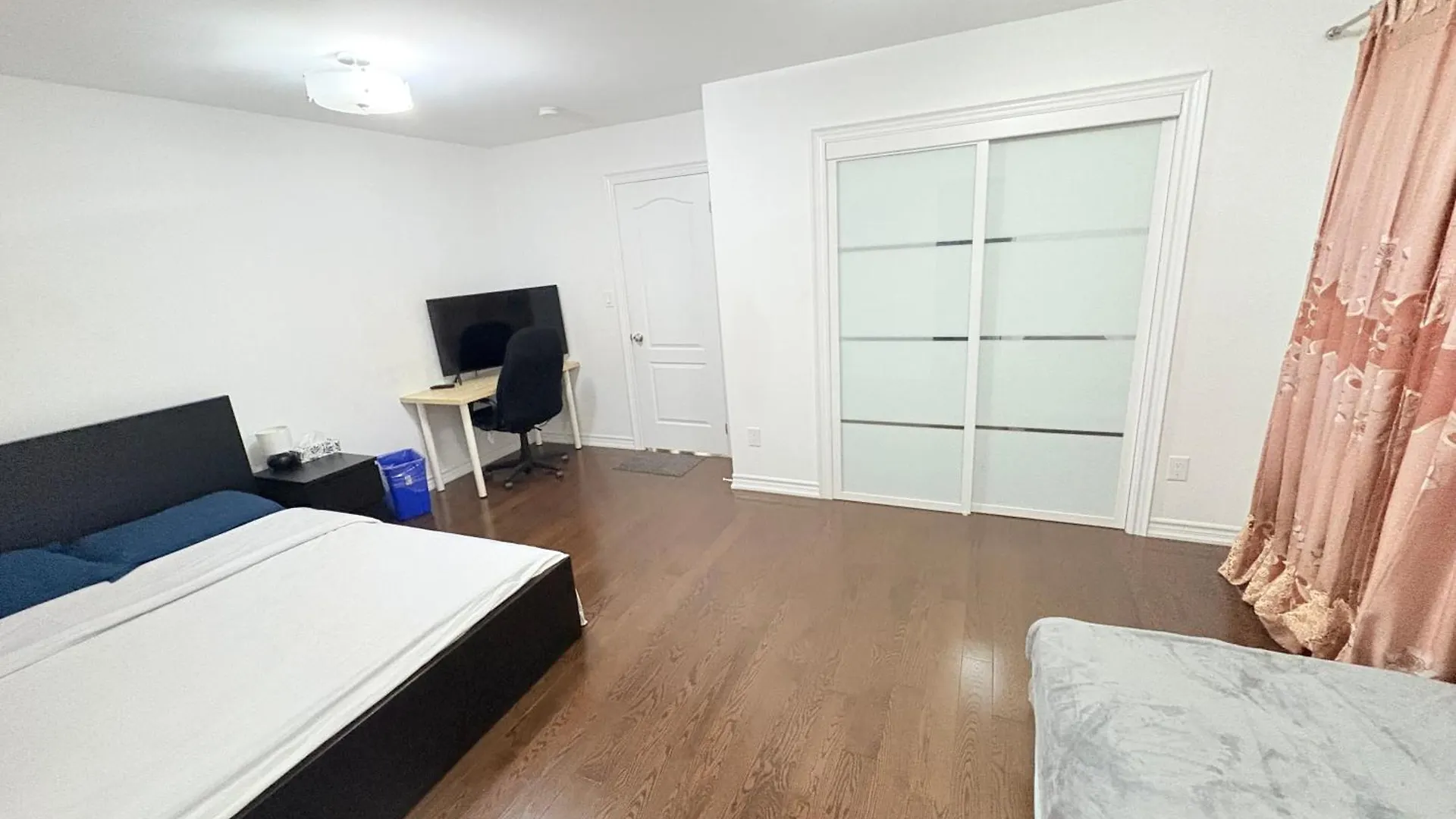 Specious Private Room With A Washroom Toronto Canada