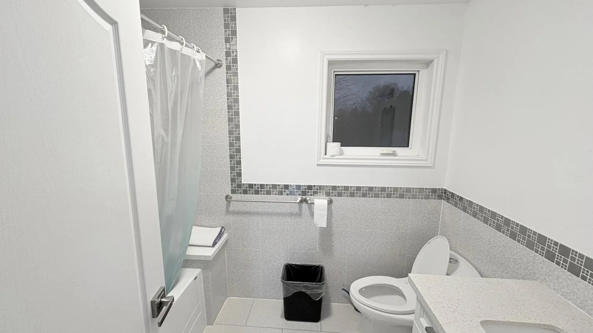 Specious Private Room With A Washroom Toronto Guest house
