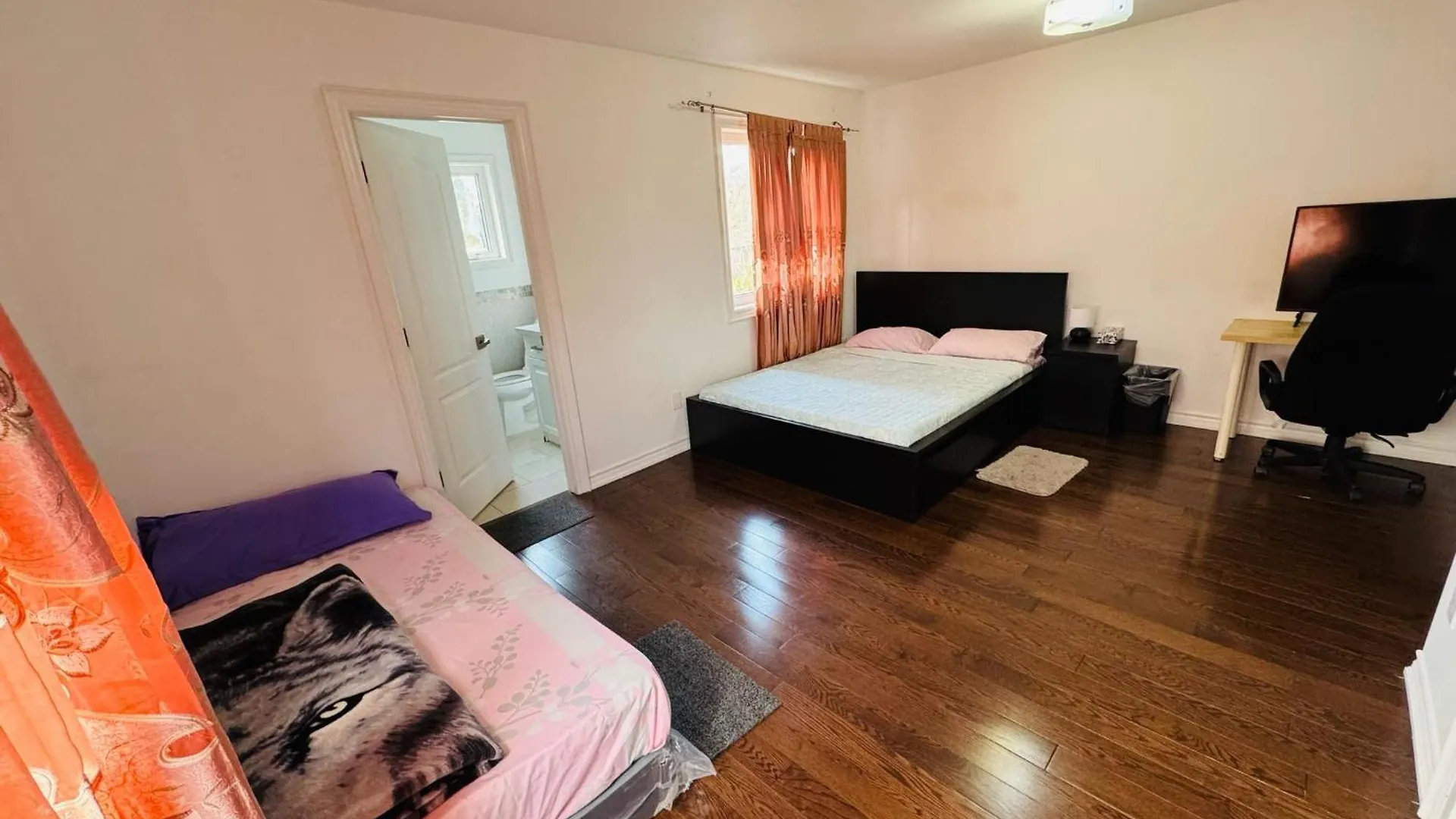 Specious Private Room With A Washroom Toronto Canada